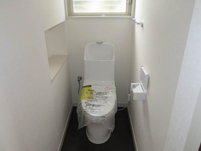 １階トイレ 衛生器具取替前 壁・床・天井 クロスCF張替完了（After）
