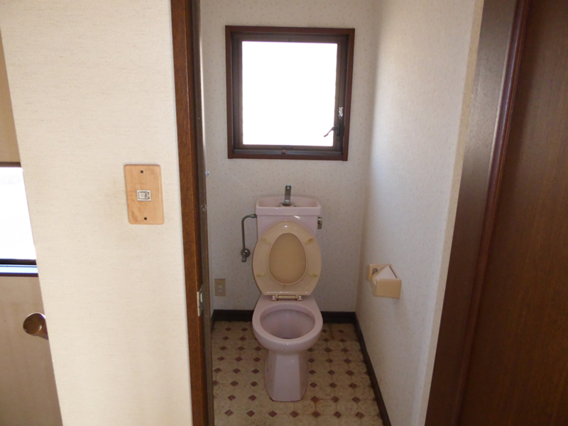 ２階トイレ 便器取替前 壁・天井クロス張替え前 床シート張替え前状況（Before）