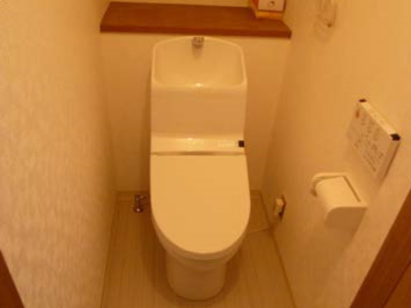 1階トイレ　床シート・壁・天井クロス・便器取替（After）