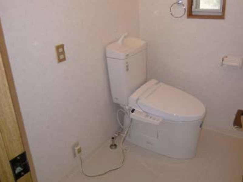 2階トイレ　床シート・壁・天井クロス・便器取替（After）