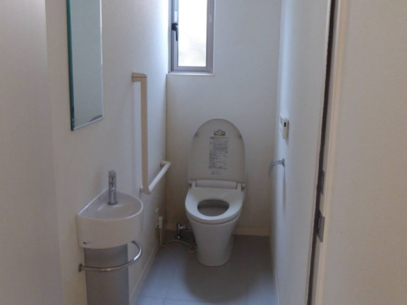 1階トイレ 便器取替前 収納取付前状況（Before）