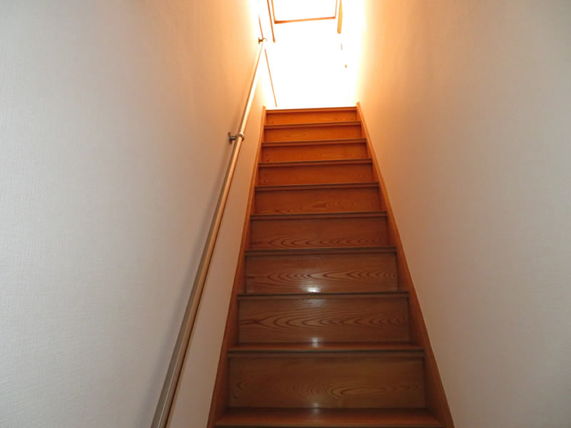階段室　壁クロス張替え（After）