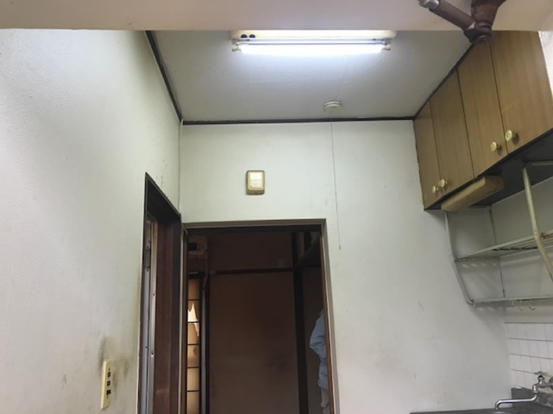 台所 壁・天井塗装 吊り戸シート貼 流し元灯取替（Before）