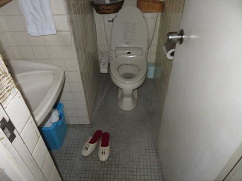 従業員トイレ 改装前状況（Before）