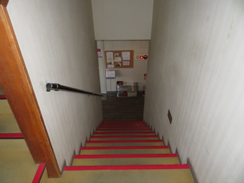 階段 壁・床　改装前 状況（Before）
