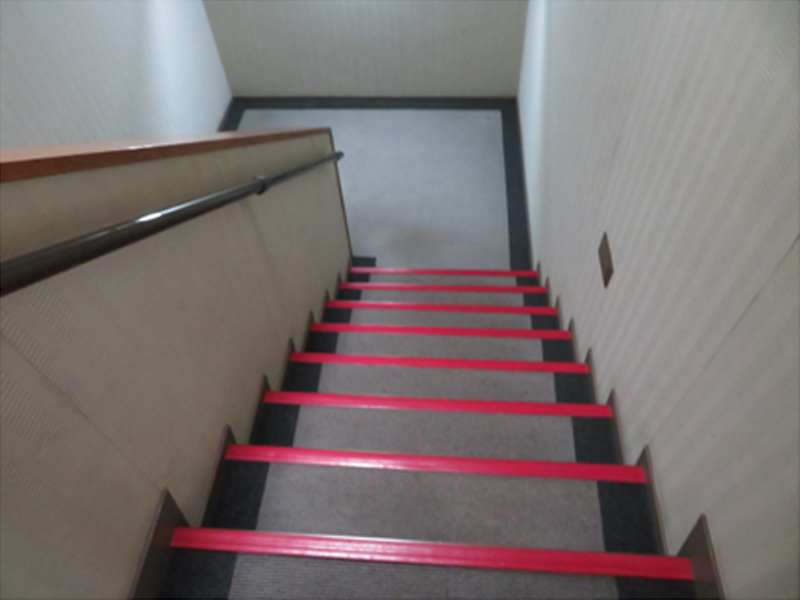 階段 壁・床　改装前 状況（Before）