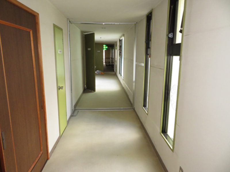 ２階廊下 腰壁・床 改装前状況（Before）