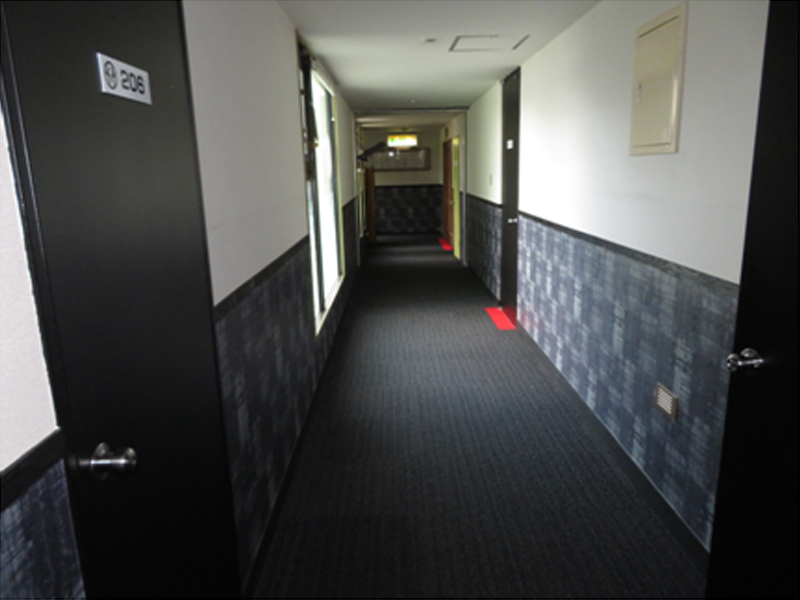 ２階廊下 腰壁・床・ドア塗装 改装完了（After）