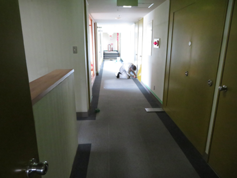 ３階廊下 腰壁・床・ドア塗装 改装前状況（Before）