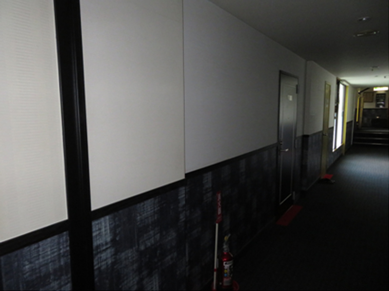 ３階廊下 腰壁・床・ドア塗装 改装完了（After）