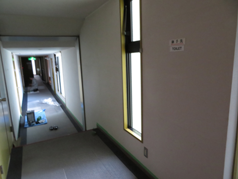 ３階廊下 腰壁・床・ドア塗装 改装前状況（Before）