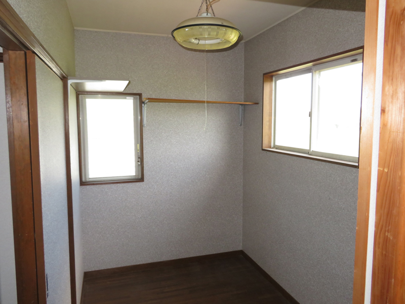 ２階納戸 壁・天井クロス 貼替前状況 枕棚取付前状況（Before）