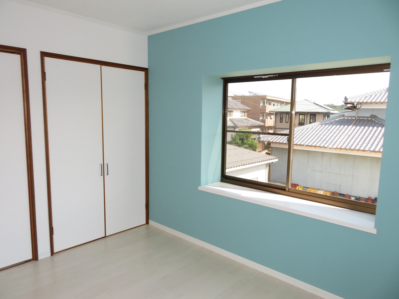 洋室東 壁・床・天井 改装完了 出窓天板シート貼（After）