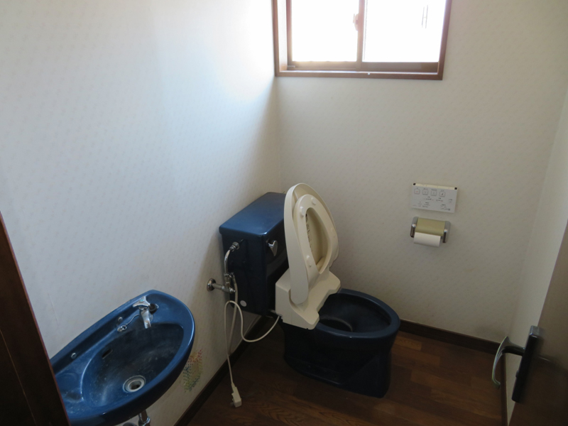 １階トイレ 便器・手洗い 取替前状況（Before）
