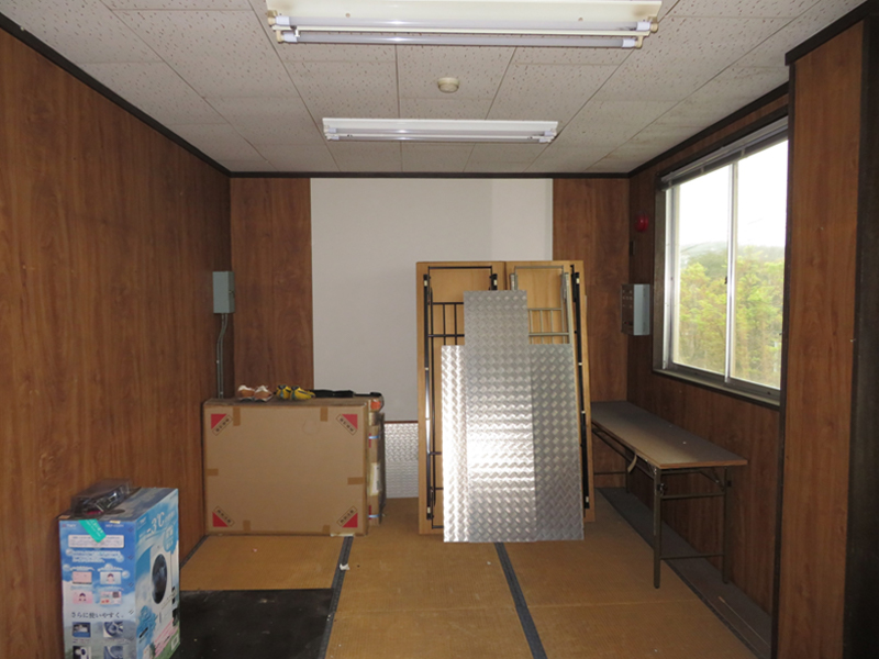 会議室1 壁・床・天井 改装前状況 エアコン取付前状況（Before）