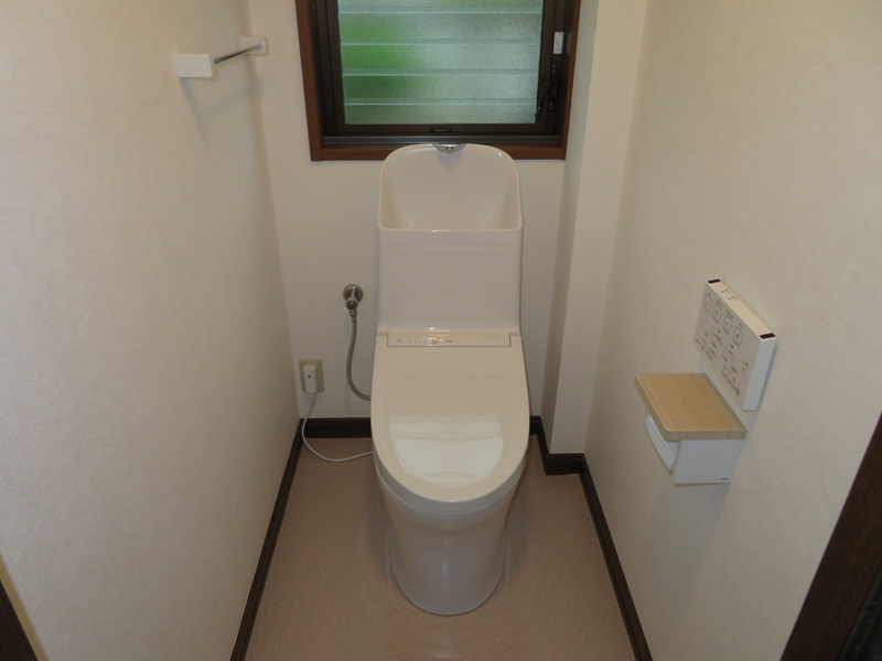 １階トイレ 便器取替 壁・天井クロス張替え 床シート張替え完了（After）