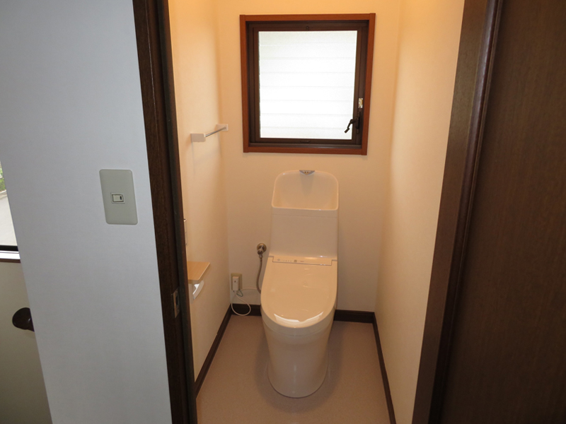 ２階トイレ 便器取替 壁・天井クロス張替え 床シート張替え完了（After）