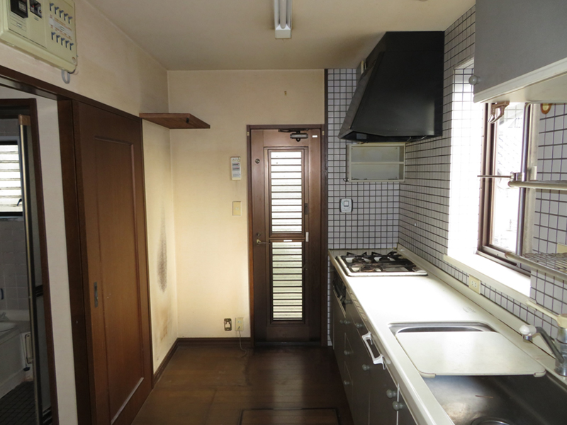 キッチン 流し台取替前 床フロアー貼り前 壁・天井クロス張替え前状況（Before）