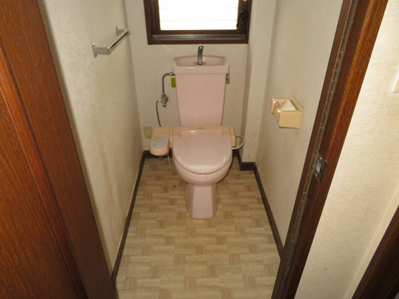 １階トイレ 便器取替前 壁・天井クロス張替え前 床シート張替え前状況（Before）