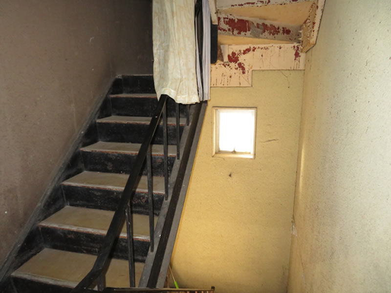 階段室　塗装・床張り　前状況（Before）