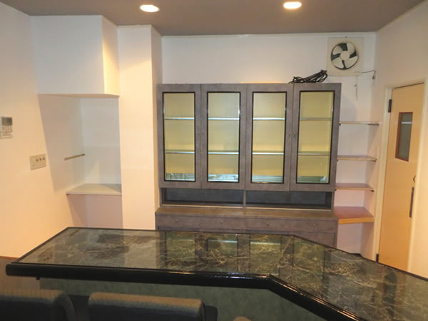 壁・天井クロス・ボトル棚シート張替 完了（After）