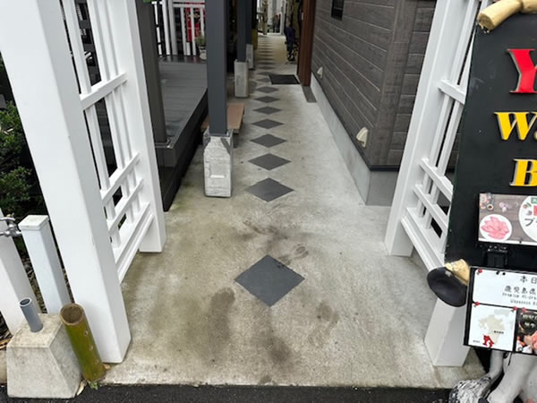 通路 床防滑シート貼り 前状況（Before）