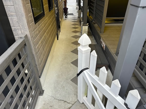 通路 床防滑シート貼り 前状況（Before）