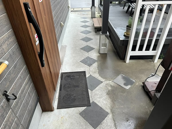 通路 床防滑シート貼り 前状況（Before）