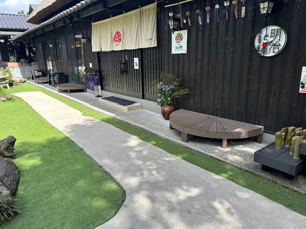 犬走り 床防滑シート貼り 前状況（Before）