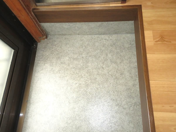 勝手口 框取替・シート貼り 完了（After）