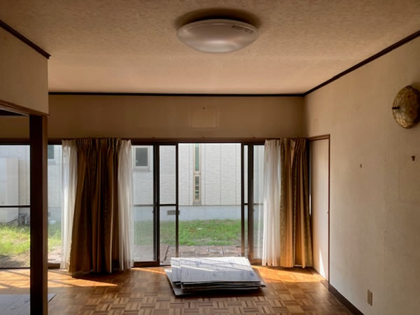 リビング 壁・天井クロス張替え 前状況（Before）