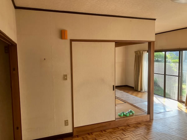 リビング 壁・天井クロス張替え 前状況（Before）