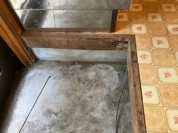 勝手口 框取替・シート貼り 前状況（Before）