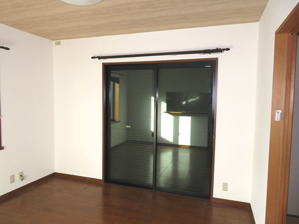 リビング 天井・壁クロス張替え 完了（After）