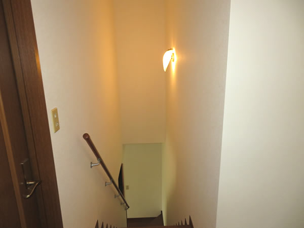 階段室 天井・壁クロス張替え 完了（After）