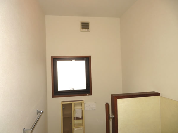 1Fトイレ 天井・壁クロス張替え 完了（After）