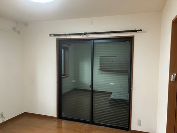 リビング 天井・壁クロス張替え 前状況（Before）