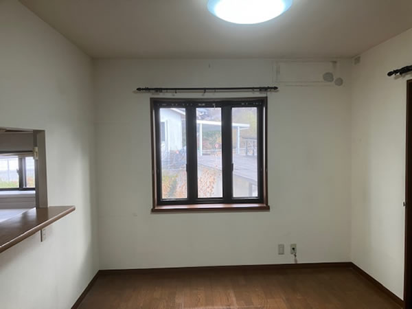 リビング 天井・壁クロス張替え 前状況（Before）