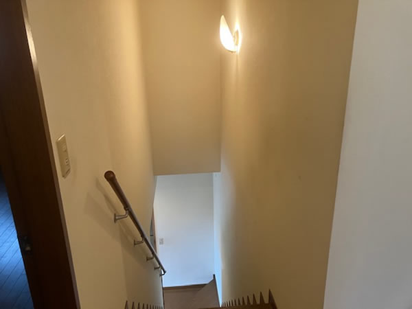 階段室 天井・壁クロス張替え 前状況（Before）