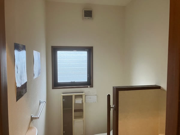 1Fトイレ 天井・壁クロス張替え 前状況（Before）