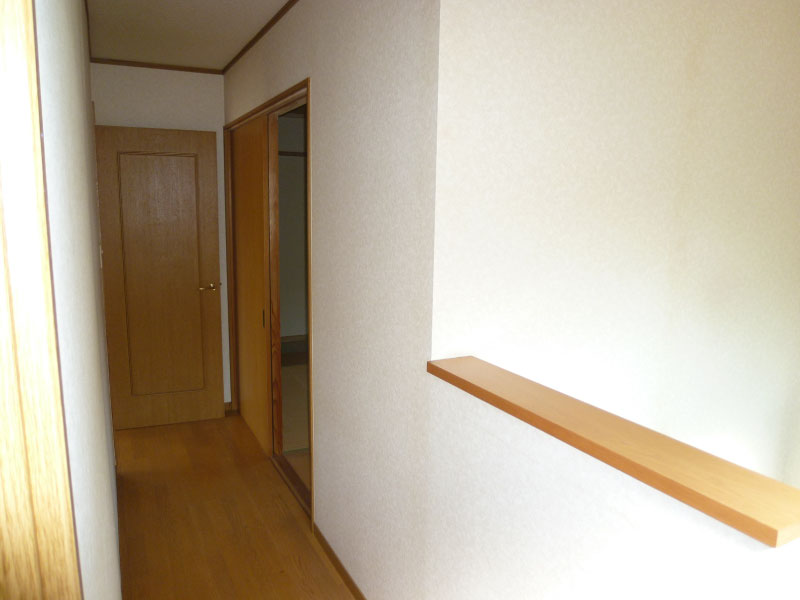 2階廊下・壁・天井クロス張替・トイレ新設 改装前状況（Before）